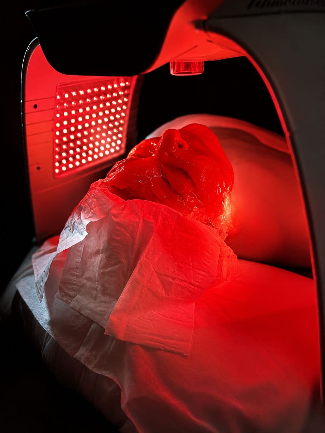 Sesión de fototerapia LED facial en Estètica Avançada Rosa Ocaña