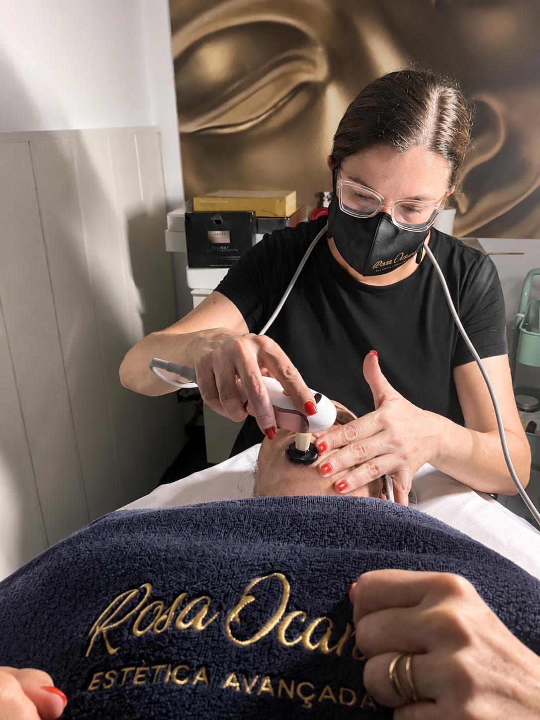 Tratamiento facial con aparatología en Estètica Avançada Rosa Ocaña